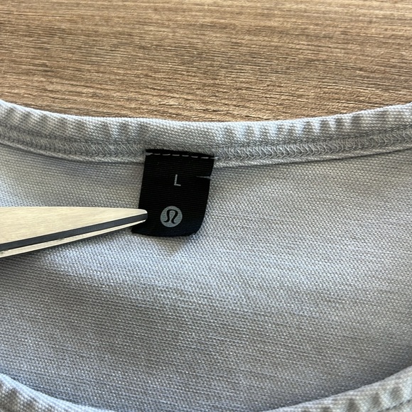 Lululemon Men’s Commission Short Sleeve Hi Lo Side Slit T-Shirt Gray Large - Picture 6 of 6